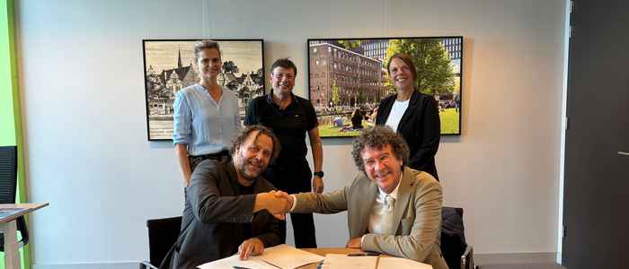 Doutje Lettinga, Marc Salomon, Christa Boer, Ger Baron en Peter-Paul Verbeek bij het tekenmoment.